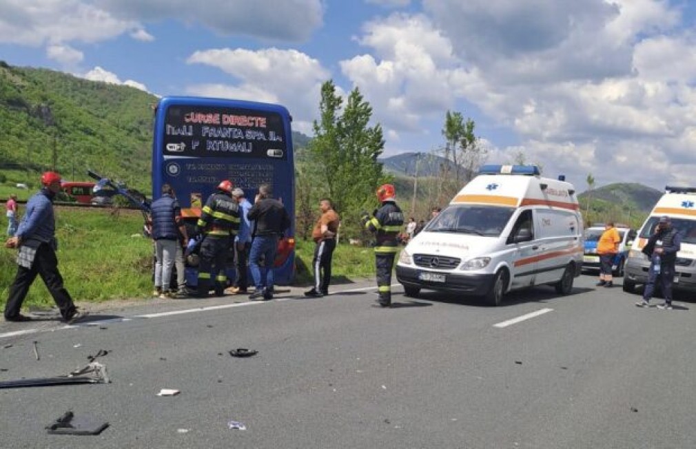 Accident grav la Topleț între un autocar, o autoutilitară și 3 autoturisme