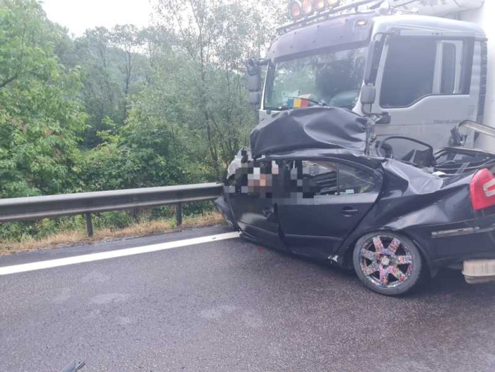 Un tânăr a murit pe Valea Oltului după ce a izbit un camion