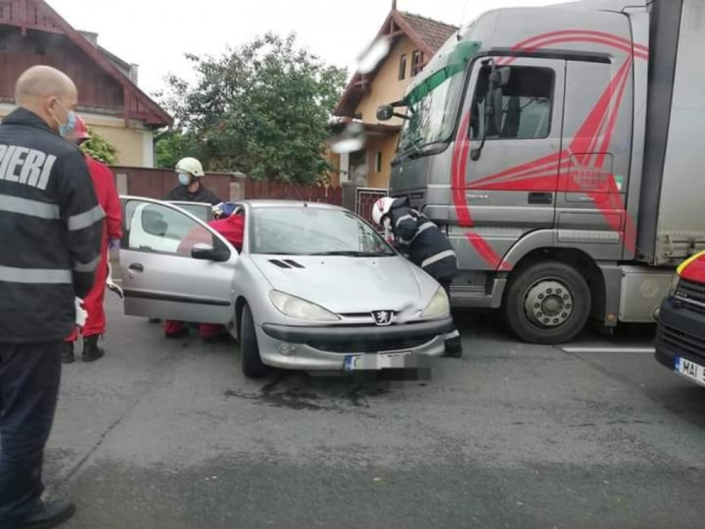 Un nou accident în curba „blestemată” de la Cluj. A fost implicat și un camion