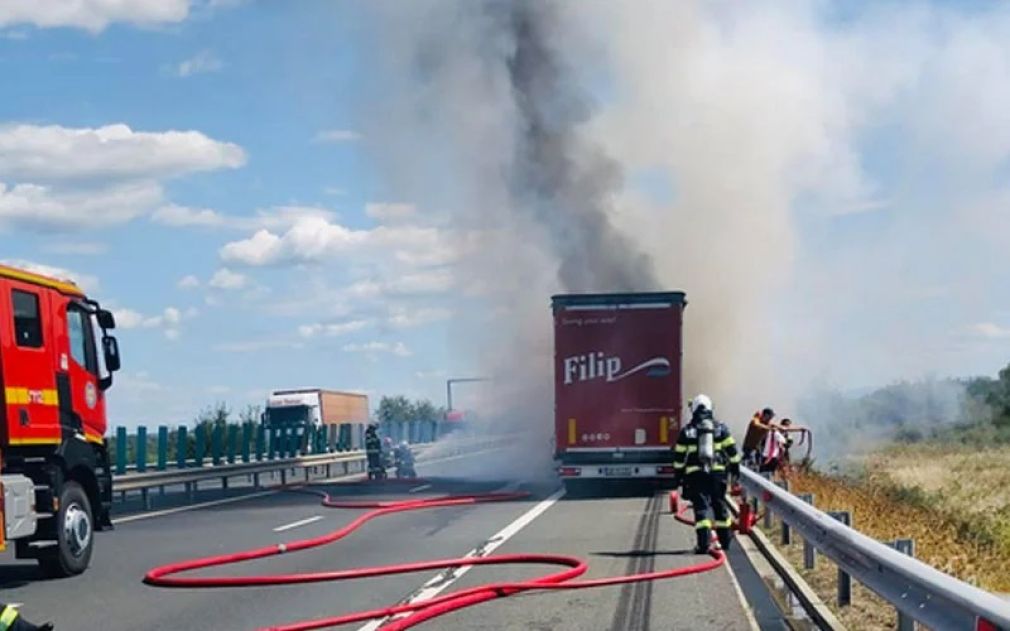 Un camion în flăcări pe autostradă