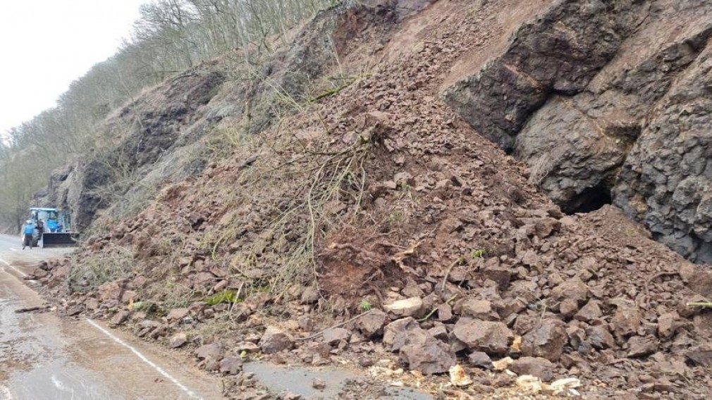 VIDEO Circulaţie rutieră oprită pe DN7, în urma unei alunecări de teren