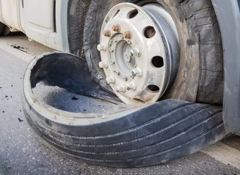 A fost spulberat de explozia unui pneu de camion