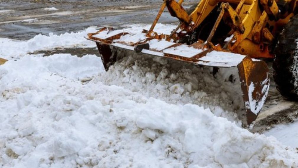 VIDEO Zeci de drumuri, blocate din cauza viscolului. A fost emis cod galben