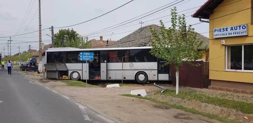 VIDEO. Un autobuz a lovit o mașină și a intrat într-o casă