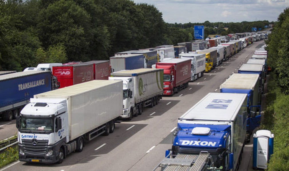 UE cere statelor să relaxeze restricțiile la frontiere. Unele cer test COVID pentru șoferii de camion