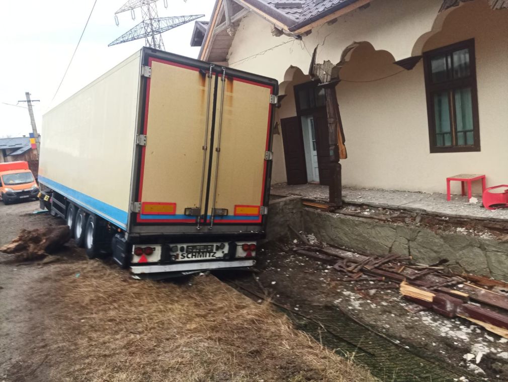 Un camion s-a răsturnat, altul a ajuns într-o casă