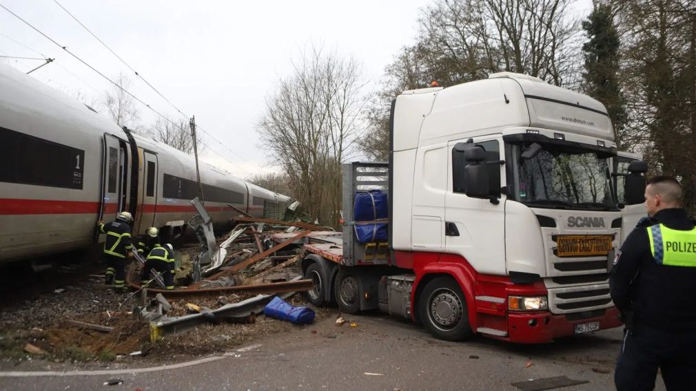 12 răniți după ciocnirea între un camion și un tren