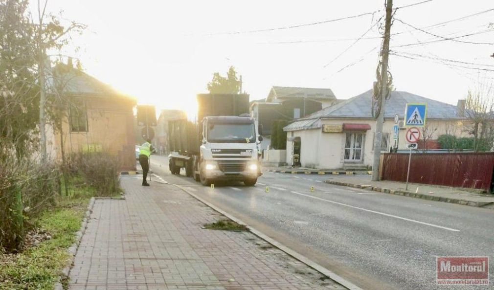 O femeie a fost lovită de un camion de gunoi