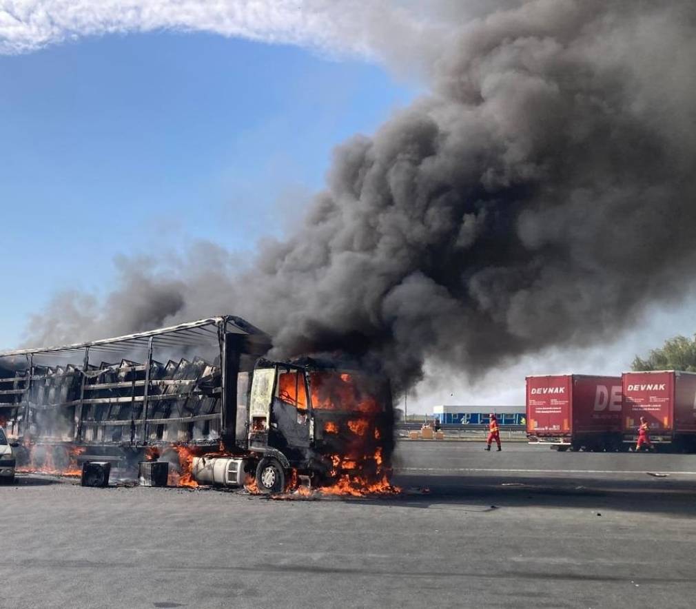 Un camion este în flăcări lângă Vama Nădlac