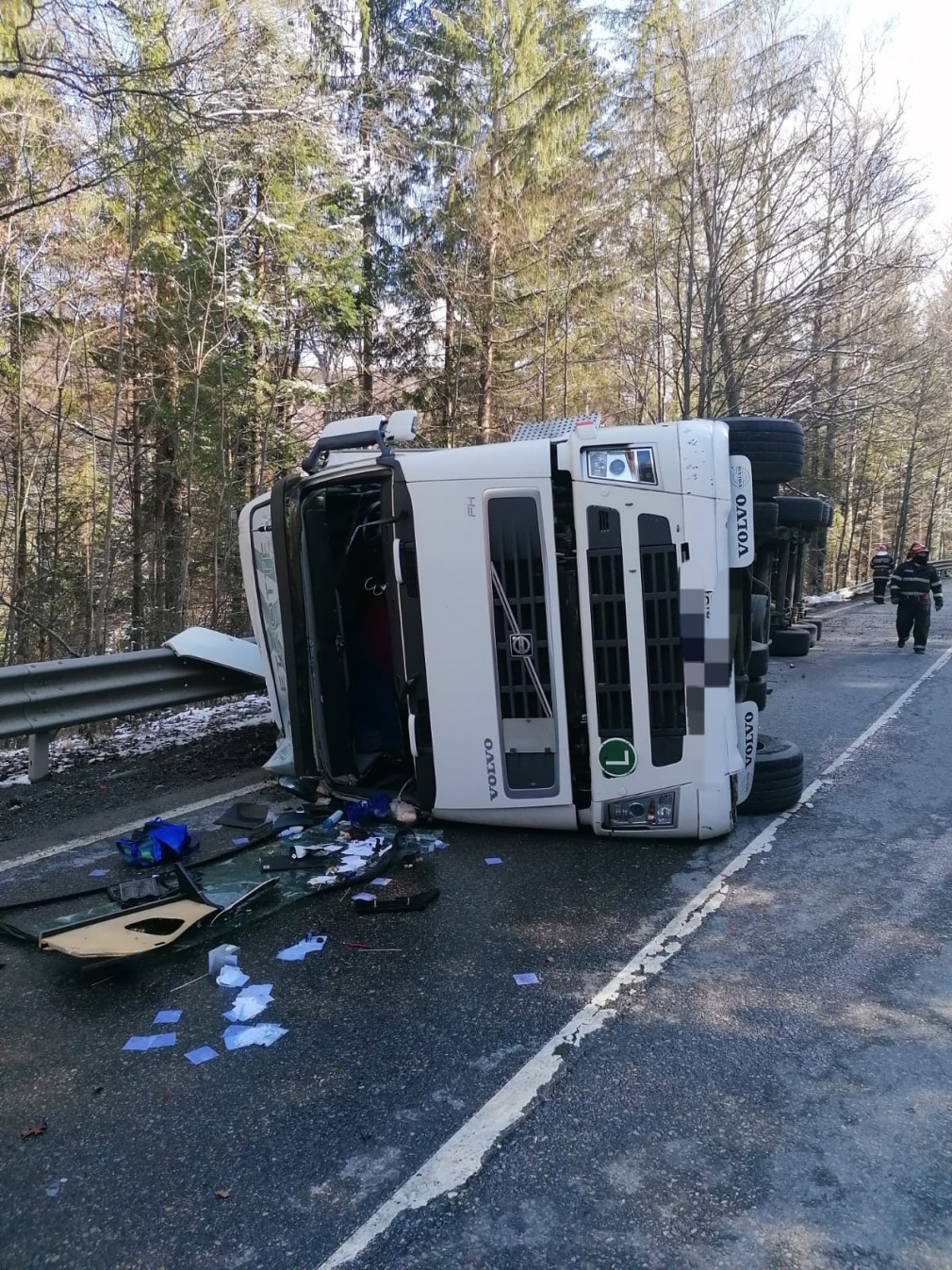 Un șofer profesionist de 35 de ani s-a răsturnat cu un camion