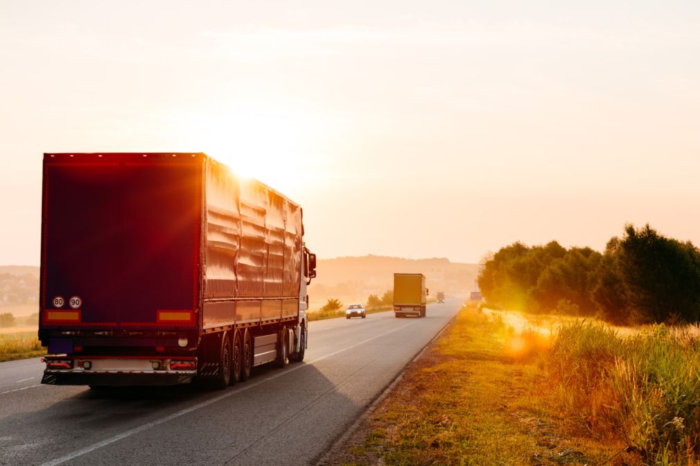 Un șofer român de camion a furat 25.000 de sticle de șampanie