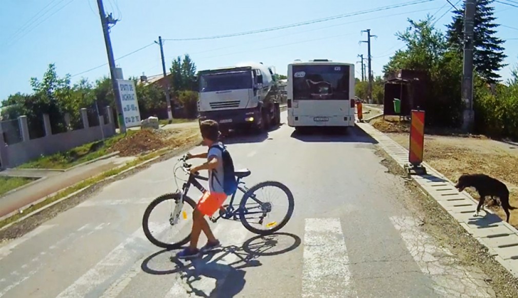 VIDEO. Un copil care traversa strada pe zebră, la un pas să fie spulberat de un camion