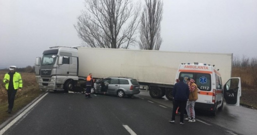 Patru victime în coliziunea dintre un camion și un autoturism