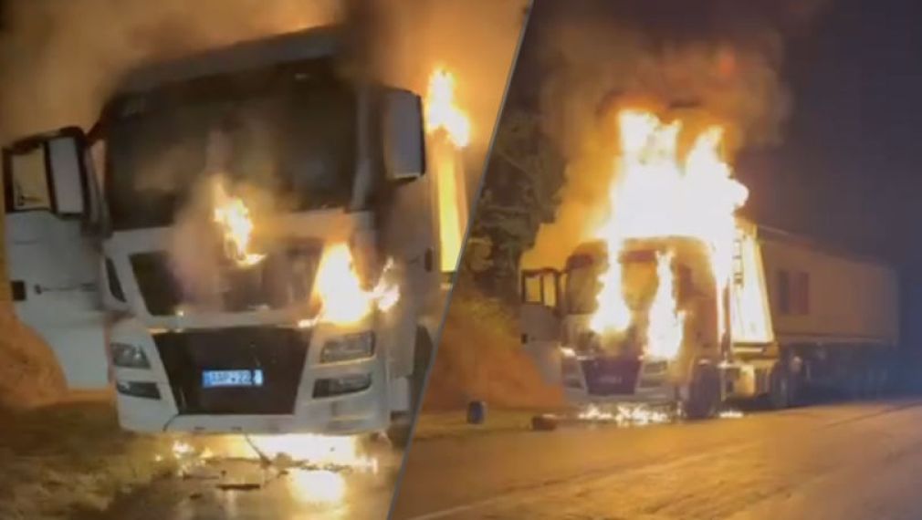 Un camion care ducea floarea soarelui e în flăcări