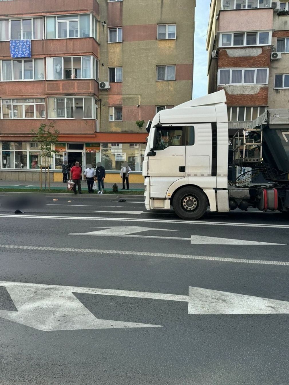 Un bărbat care se grăbea de la cumpărături a fost lovit de camion