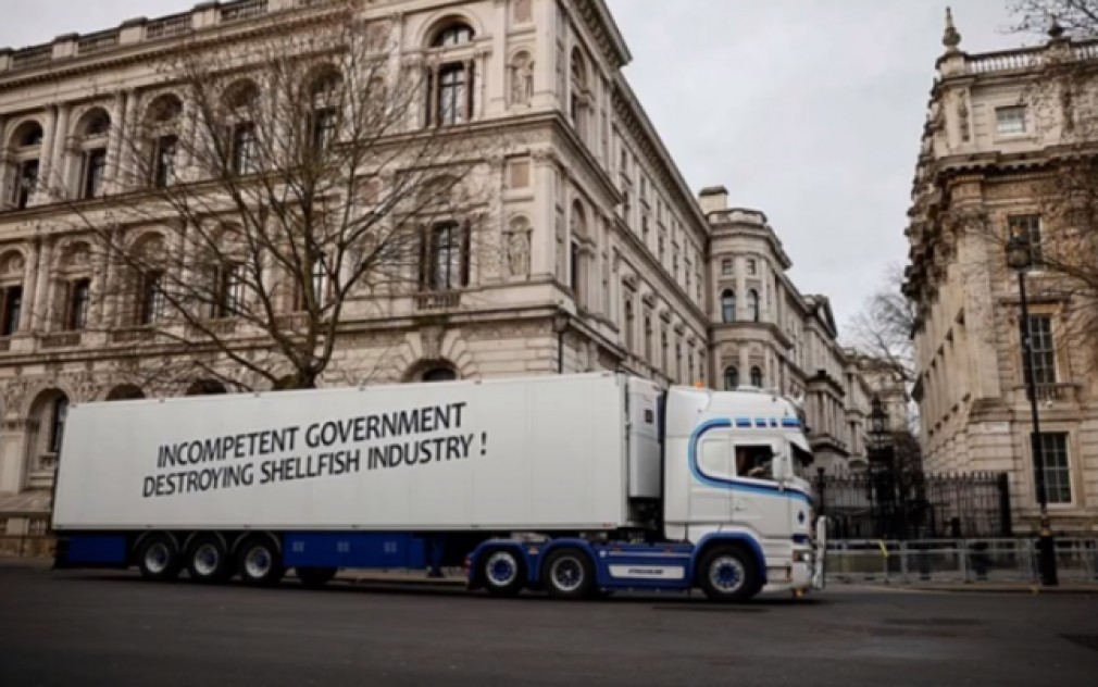 20 de camioane parcate în fața guvernul britanic în semn de protest