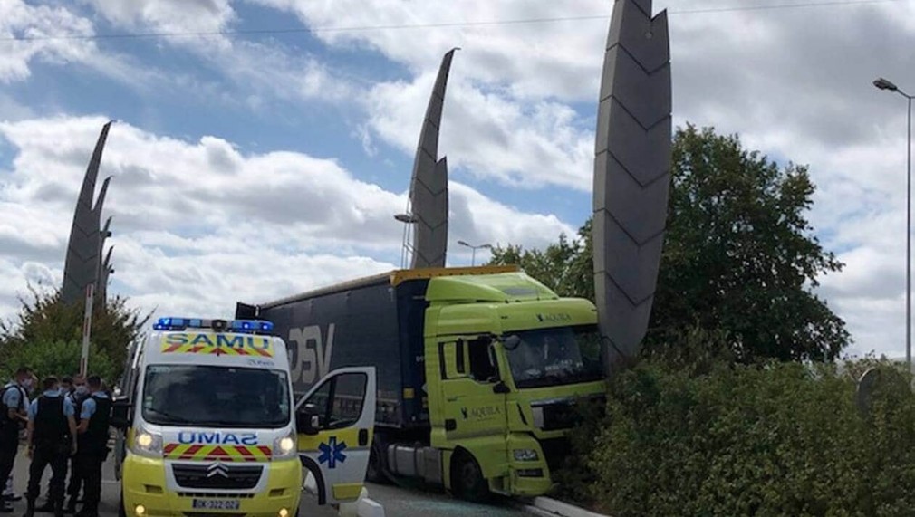 Șofer de CAMION român a murit în Franța după ce a lovit un element decorativ. Nu a frânat deloc