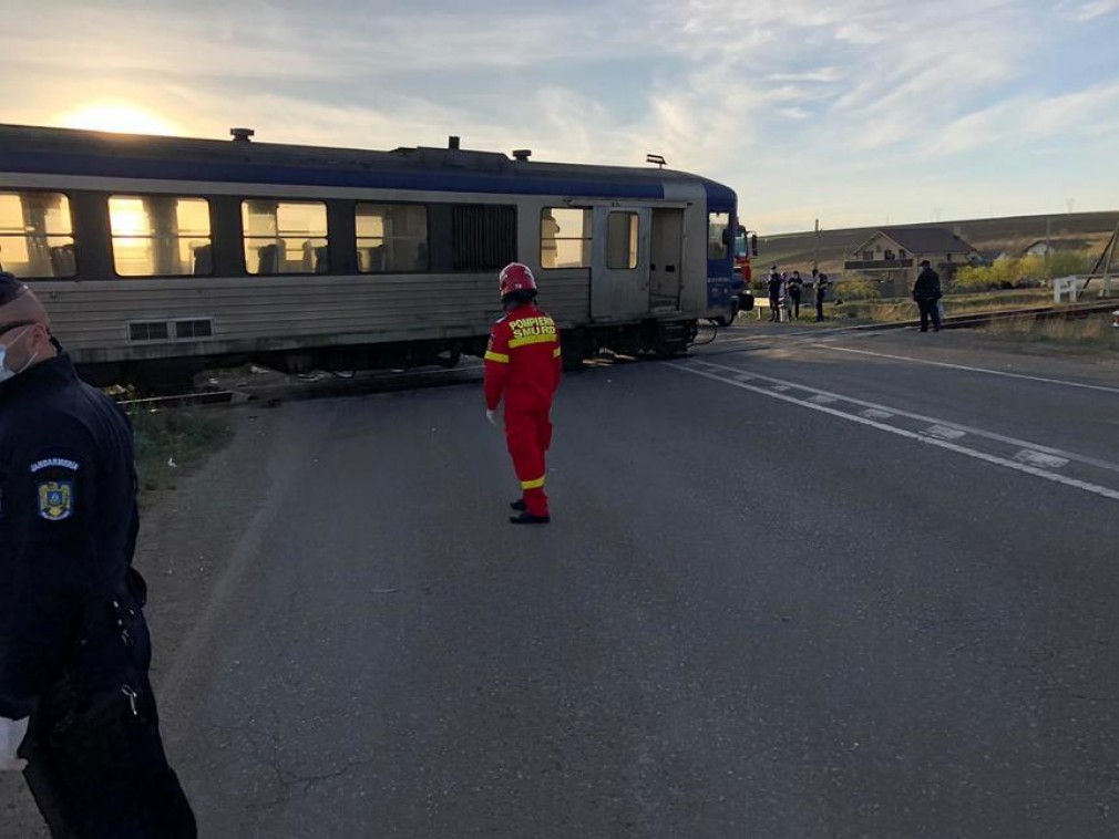 VIDEO: Un tren care transporta călători a deraiat după ce a lovit un camion