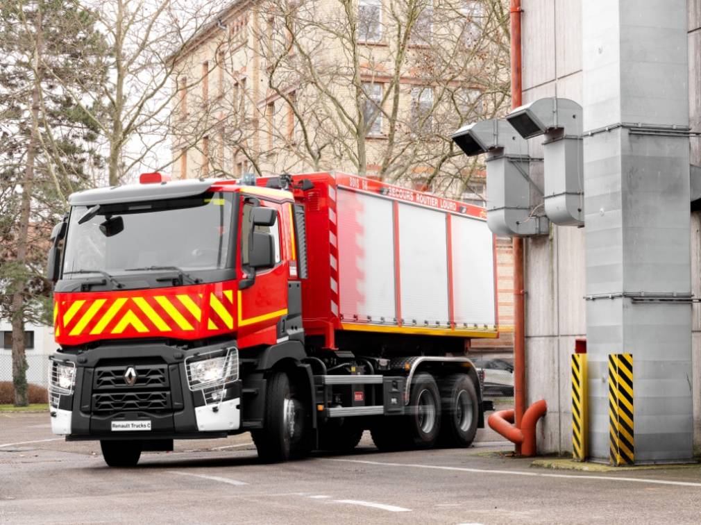 Un camion „salvator” a rămas paralizat între liniile de tensiune