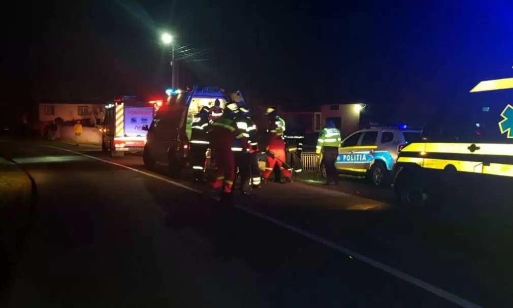 Mai multe mașini au fost lovite de bucăți de tablă desprinse dintr-un camion