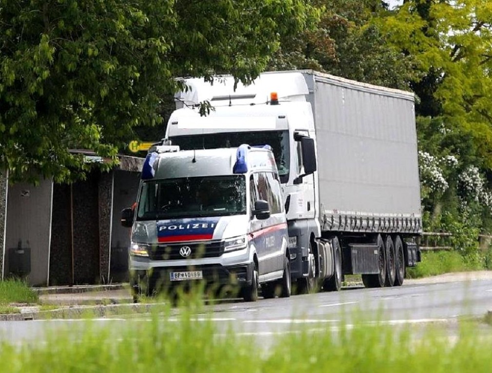 Camion românesc, cu un milion de kilometri, fără asigurare și cu tahograf „măsluit”, reținut de poliție