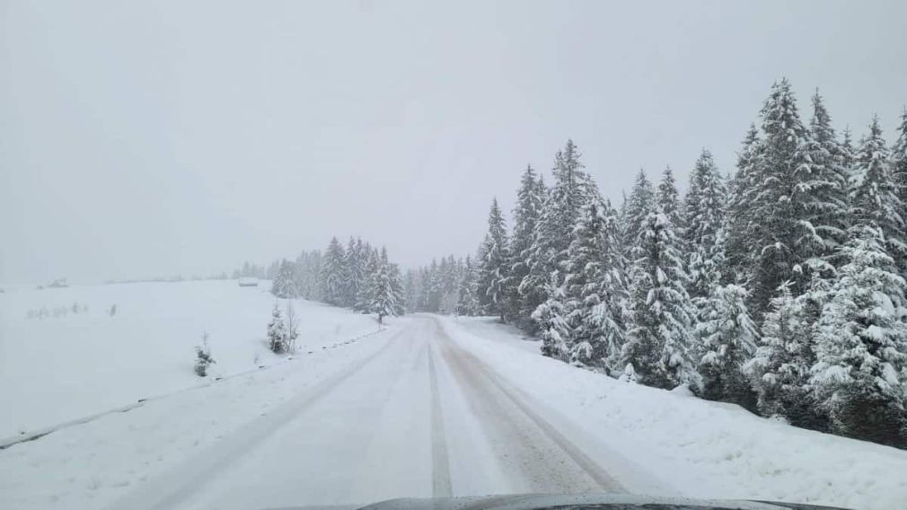 Două camioane au derapat din cauza condițiilor meteo