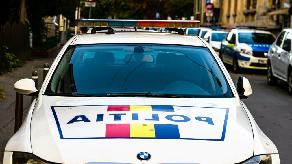 O femeie care a traversat prin loc interzis a fost strivită de camion