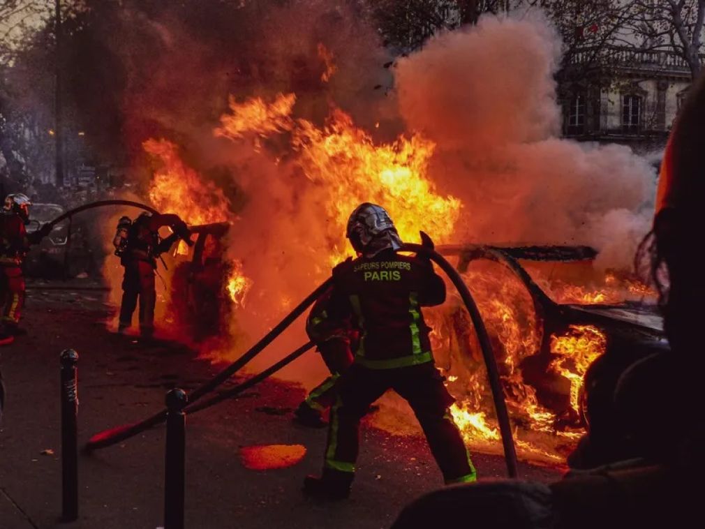 VIDEO Un camion românesc care ducea o basculantă a luat foc