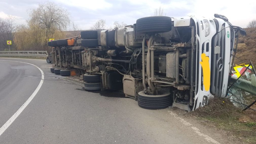 Camion-cisternă, căzut pe carosabil