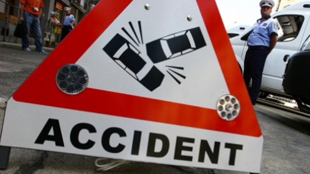 O motociclistă a murit în accident de camion