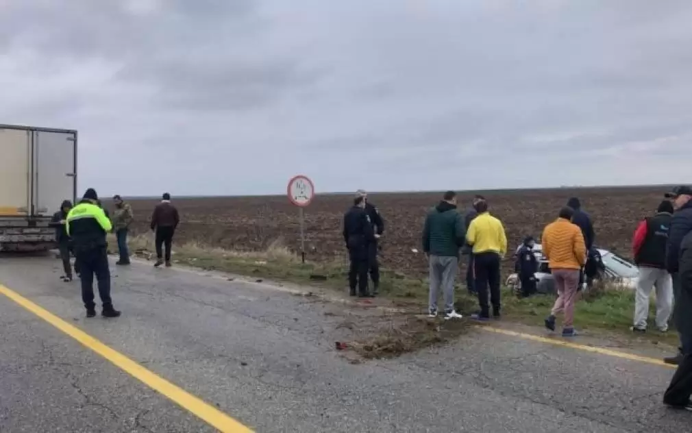 Tânăr de 25 ani, rănit grav după ce s-a lovit de un camion