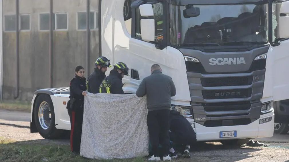 Șofer român de camion, găsit mort în cabină în Italia