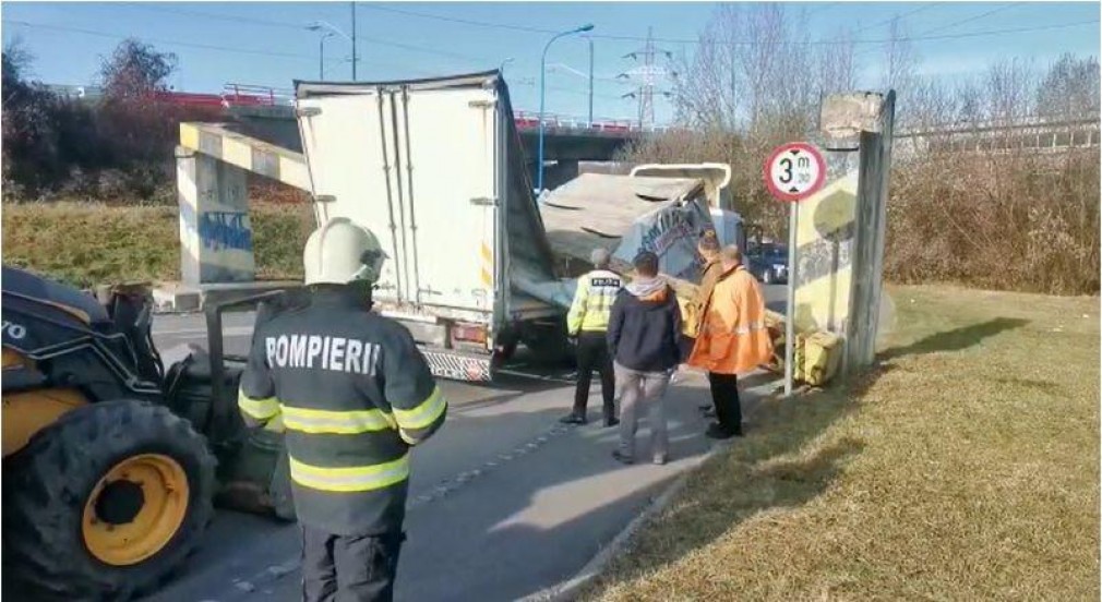 VIDEO Un limitator de înălțime a căzut peste un camion, în Brașov