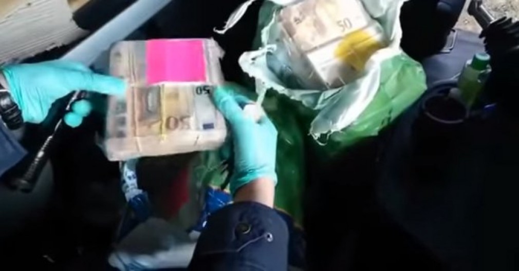 VIDEO. Un șofer român de camion, prins cu saci de bani. Este vorba de 1,5 milioane de euro