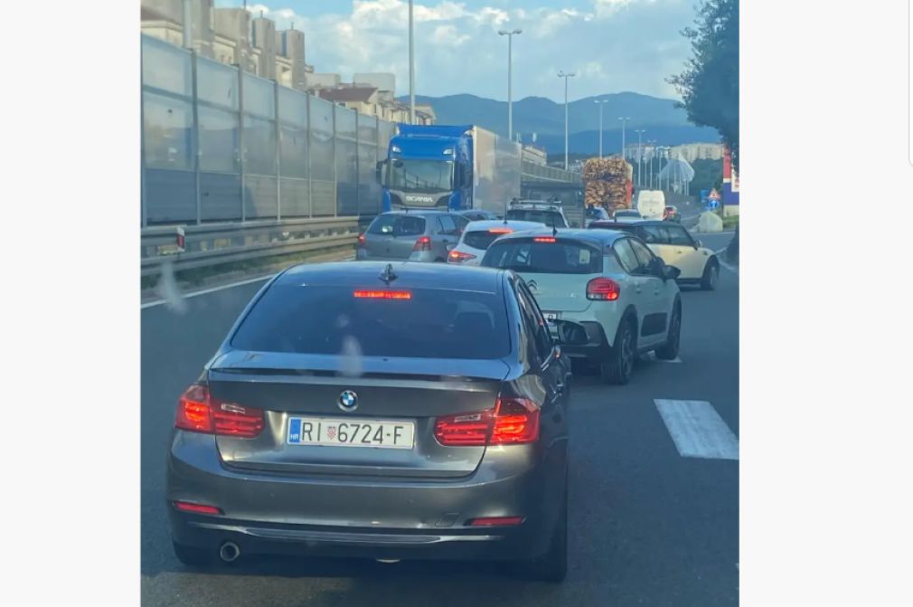 VIDEO Un șofer român a condus un camion pe contrasens. Poliția l-a arestat
