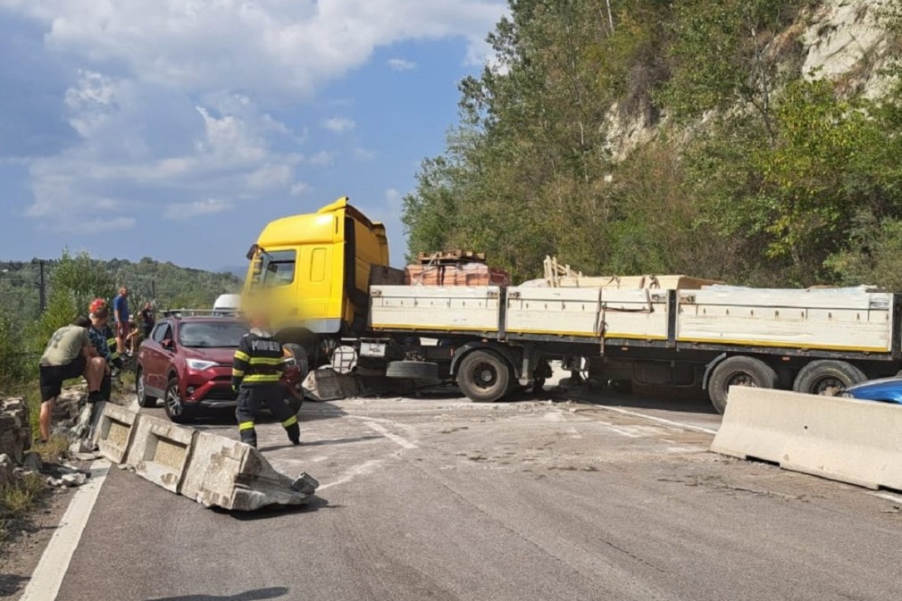 Un camion a intrat în separatoarele de drum și a blocat circulația