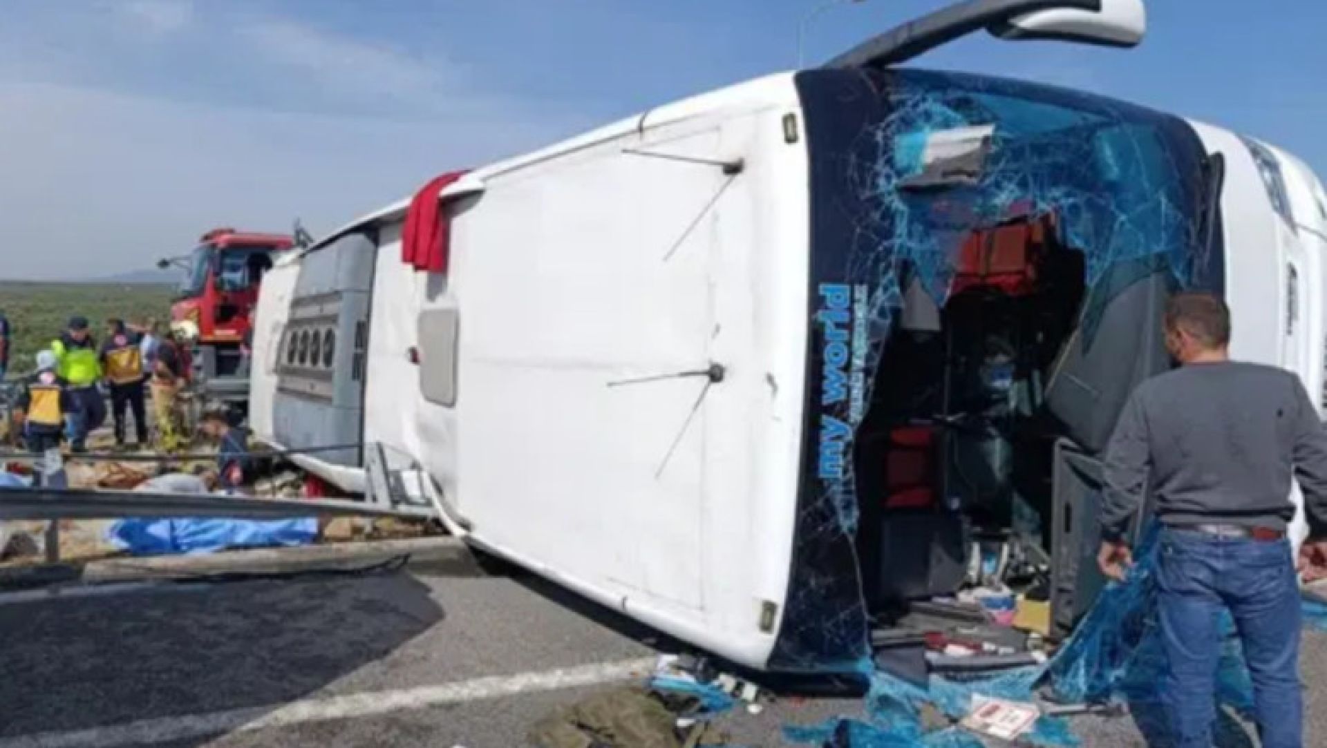 VIDEO 11 morți și 27 de răniți, după ce un autocar s-a ciocnit cu un camion