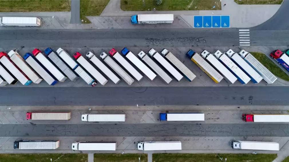 Șofer român de camion, jefuit de 8000 euro în Italia