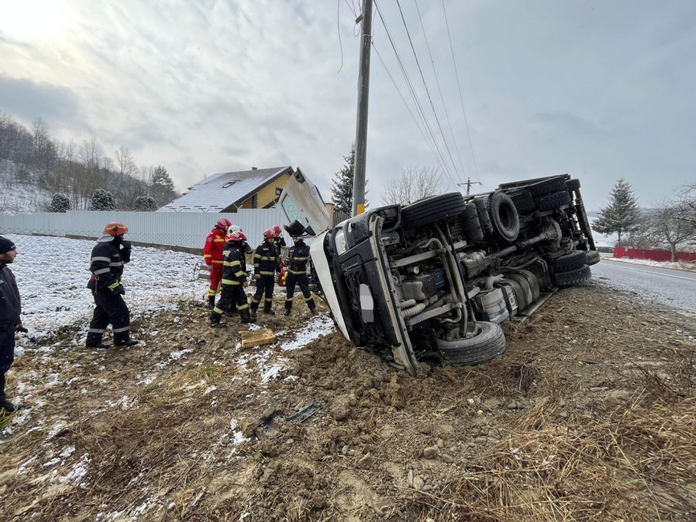 Un camion cu fier vechi s-a răsturnat