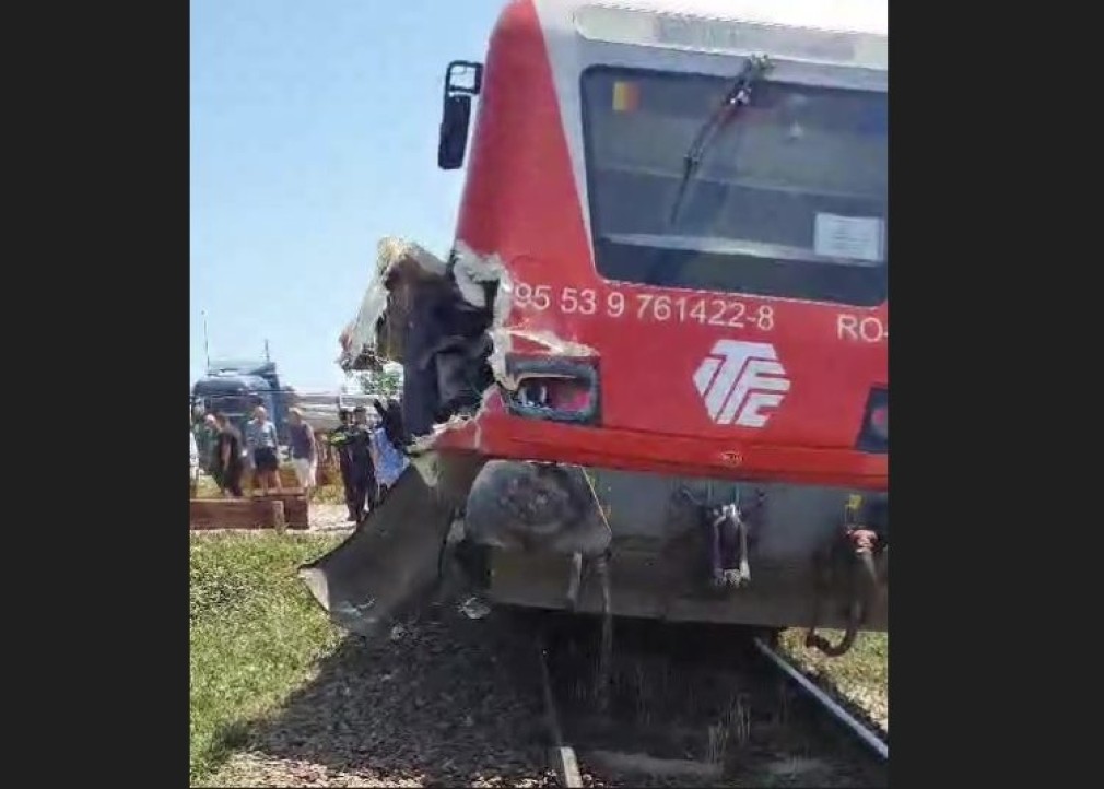 Un camion încărcat cu piatră a fost lovit de tren