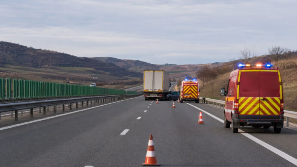 3 răniți după ce un camion a lovit o mașină