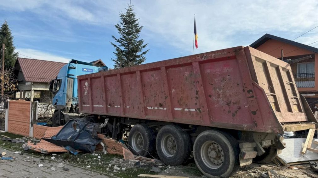 Un camion a intrat în curtea unei case din Snagov, după ce a făcut praf gardul
