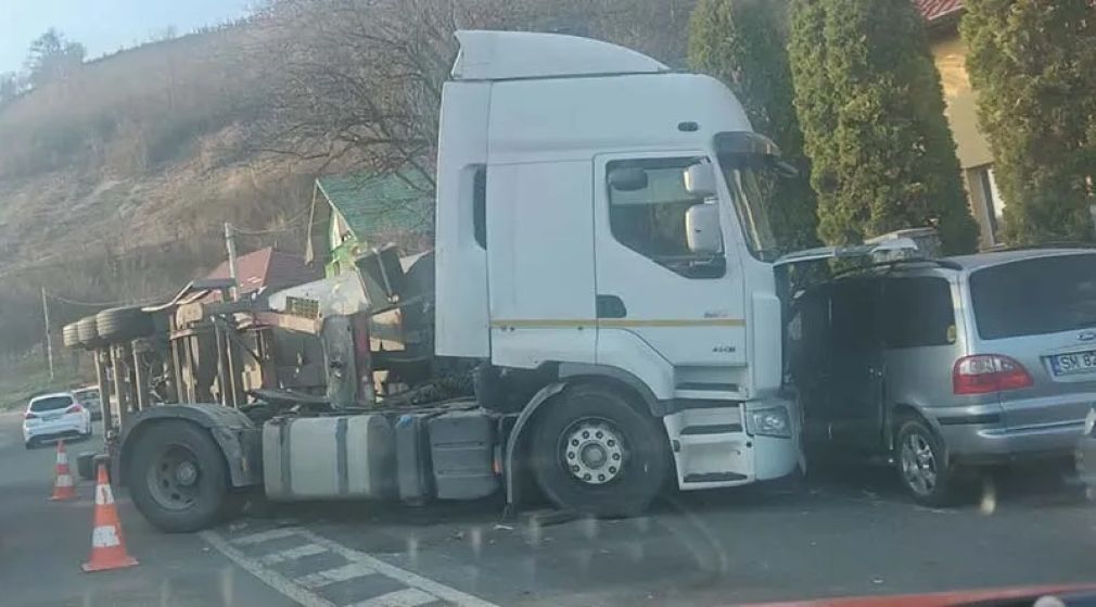 Șofer rănit, după ce un camion a intrat pe contrasens și s-a izbit de mașina lui