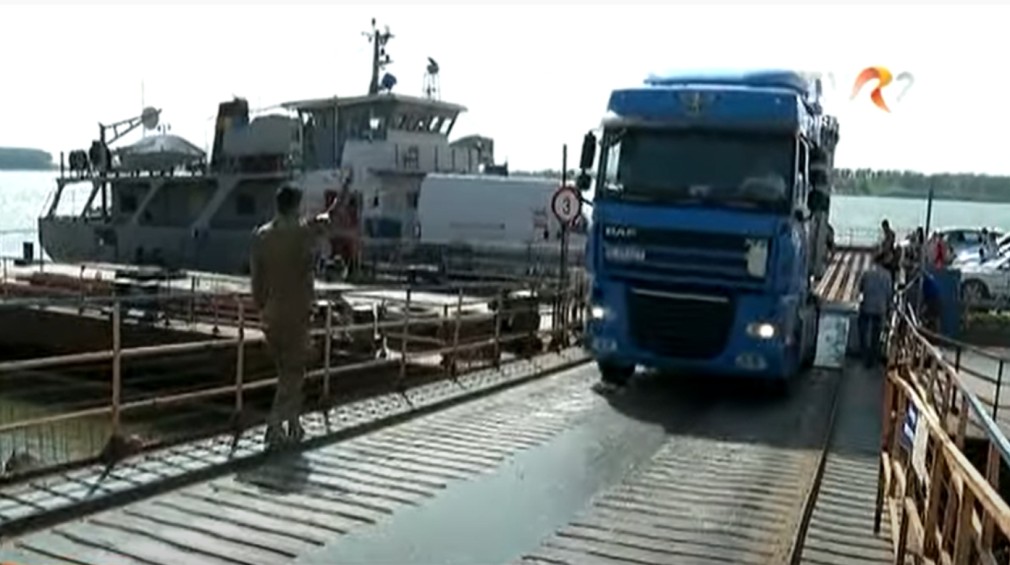 VIDEO Noul bac de la Galați, care transporta și camioane, s-a defectat după o zi