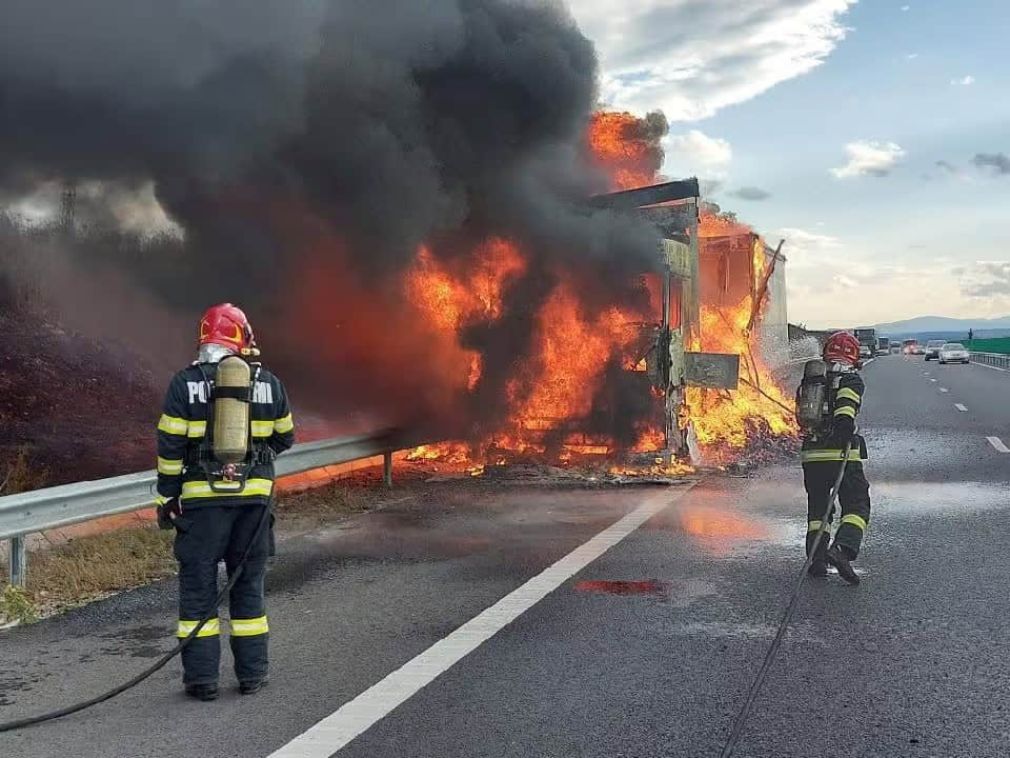 Un camion încărcat cu hârtie igienică a fost cuprins de flăcări într-o parcare