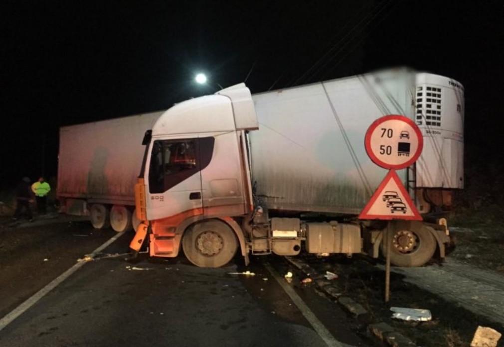 Trafic blocat la Sinaia după ce un camion cu banane a derapat