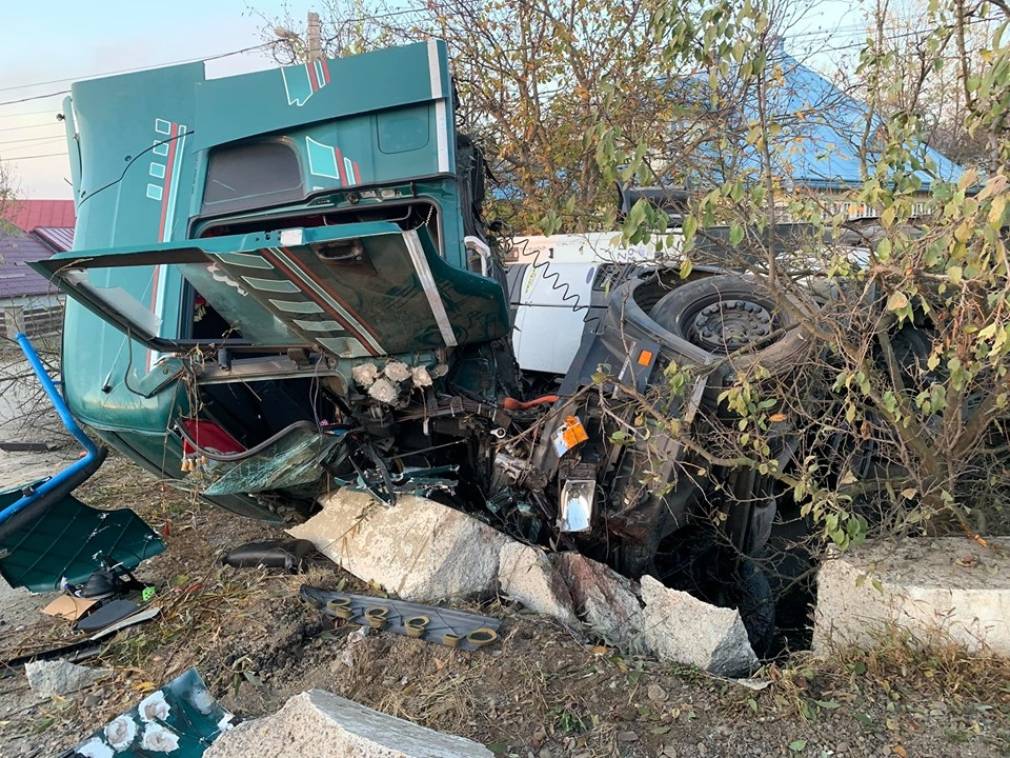 Un camion scăpat de sub control s-a răsturnat