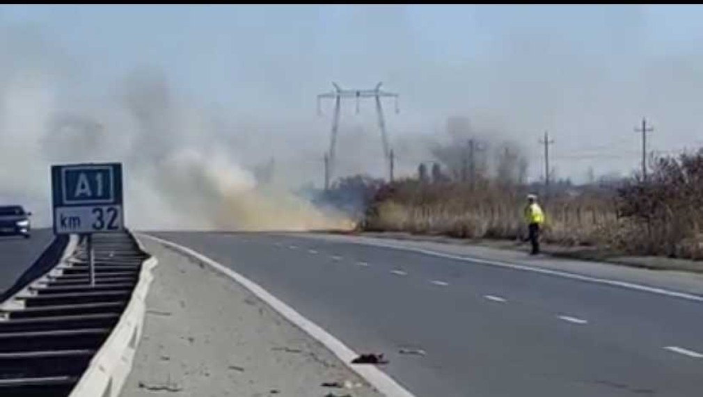 Incendiu de vegetaţie uscată în apropiere de A1; circulaţia spre Piteşti este oprită la kilometrul 34