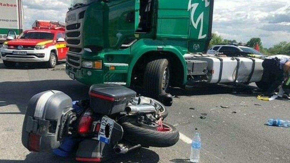 Motociclist rănit într-un accident rutier, pe centura Lugojului. A fost lovit de camion