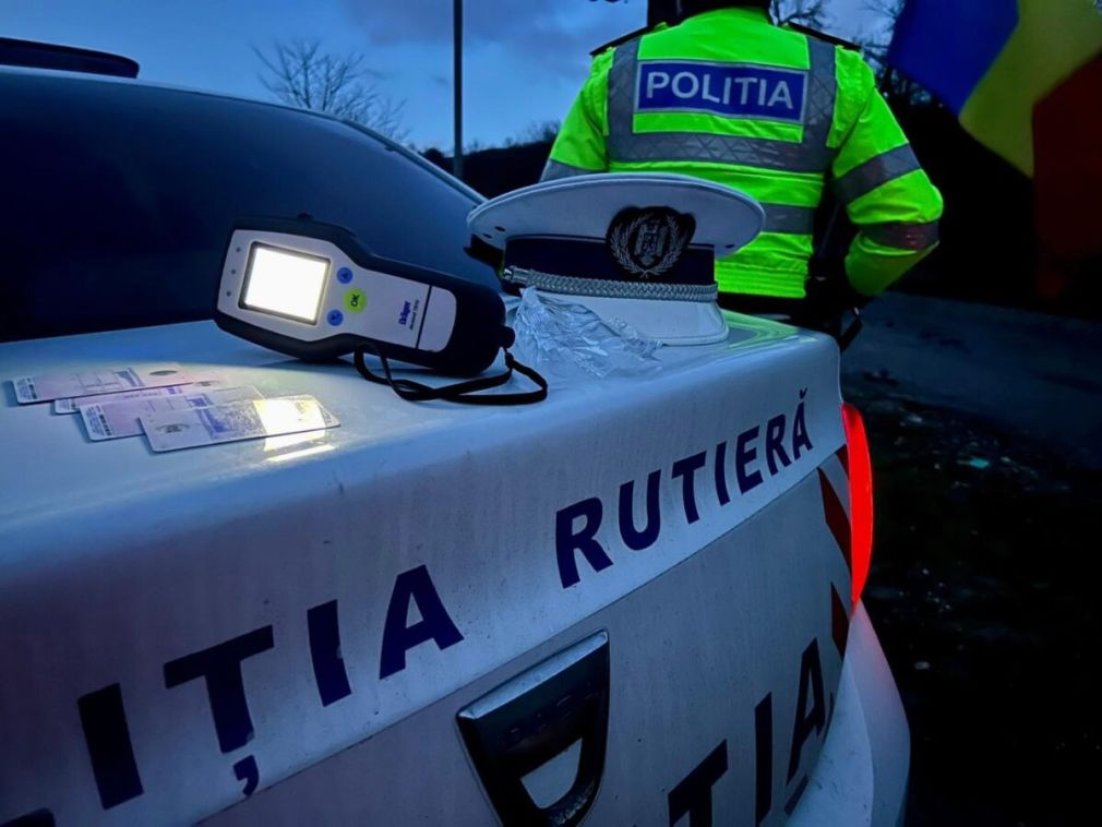 Ciocnire violentă între un camion și o mașină. Un bărbat e rănit